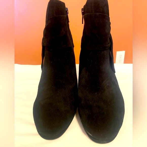 Gianni Bini Leather Suede Bootie With Bow on one Side . Zipper the other side. - Picture 2 of 8